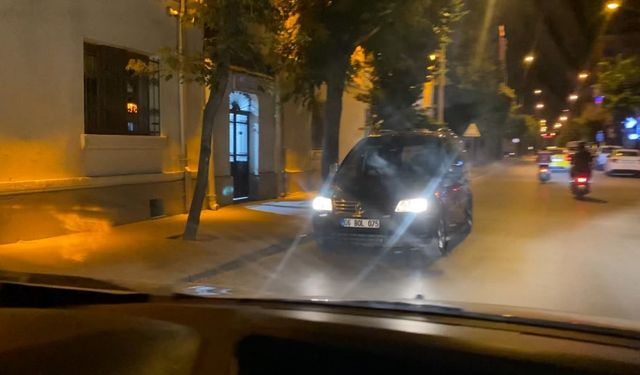 Ters yönden giden otomobil trafiği tehlikeye attı