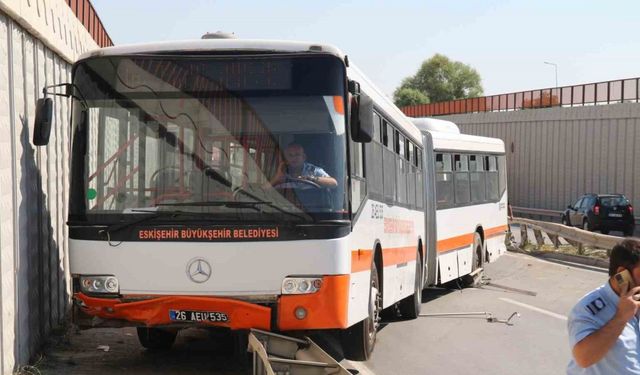 Üniversiteye giden belediye otobüsü bariyerlere çıktı, facia kıl payı ile atlatıldı