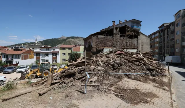 Tokat’ta Güvenliği Tehlikeye Atan Metruk Binalar Yıkıldı