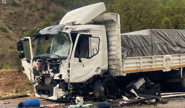 Gümüşhane’de kamyonlar kafa kafaya çarpıştı: 1 ağır yaralı