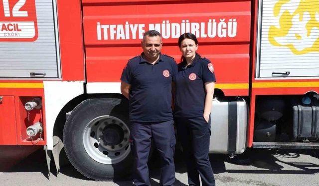İtfaiyeci çift birlikte alevlerle savaşıyor