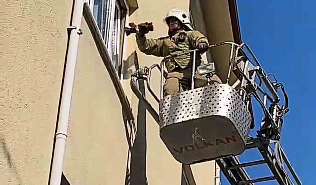 Lavaboda felaşan şahıs, evin camı kırılarak kurtarıldı