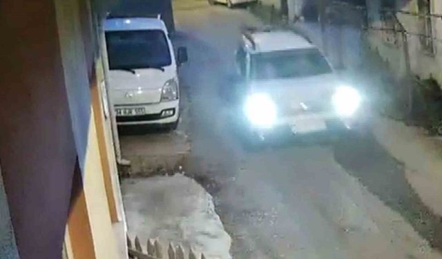 Sinop’ta yavru kediye çarpan araç kamerada