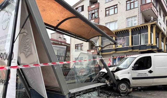 Trabzon’da araç otobüs durağına çarptı
