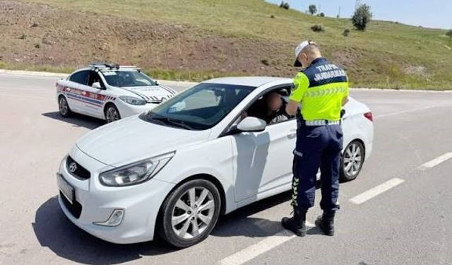 Uyuşturucu madde alarak trafiğe çıktı hem 47 bin lira ceza yedi hem ehliyetinden oldu