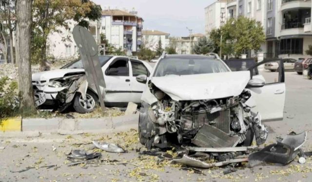 Aksaray’da üç araç birbirine girdi: Otomobiller hurdaya döndü