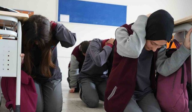 Bayburt’ta deprem tatbikatı: Öğrenciler hem öğrendi hem de uyguladı