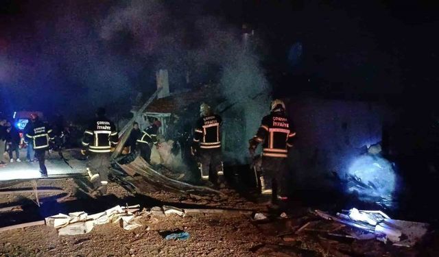 Çorum’da müstakil ev alev alev yandı: 7 kişi dumandan etkilendi