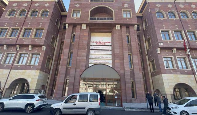 Güvenlik görevlisi kalbine yenik düştü