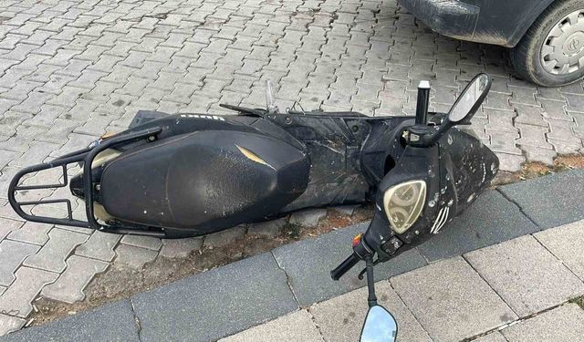 Hafif ticari araçla motosiklet çarpıştı: 1 yaralı
