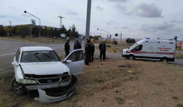 Kafa kafaya çarpışan otomobiller hurdaya döndü: 4 yaralı