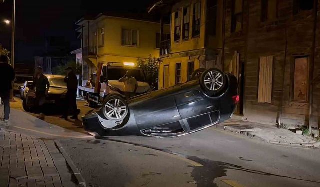 Kaldırıma çarpan otomobil takla attı