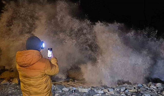 Karadeniz’de dalgaların boyu 8 metreyi aştı