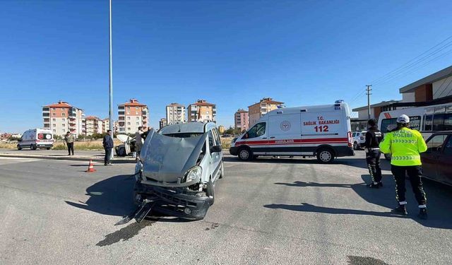 Karaman’da hafif ticari araçla cip çarpıştı: 3 yaralı