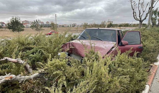 Karaman’da otomobil refüje çıktı: 2 yaralı
