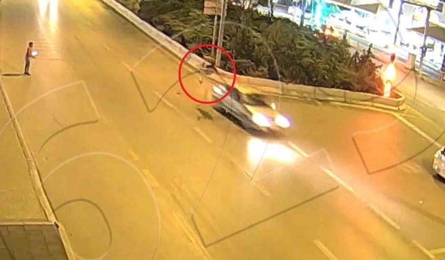 Koşarak karşıya geçerken otomobilin çarptığı şahıs havaya savrularak ağır yaralandı