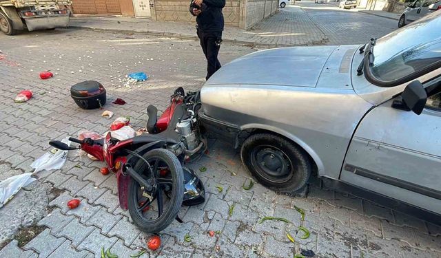 Motosiklet sürücüsünün yaralandığı kazada sebzeler yola saçıldı