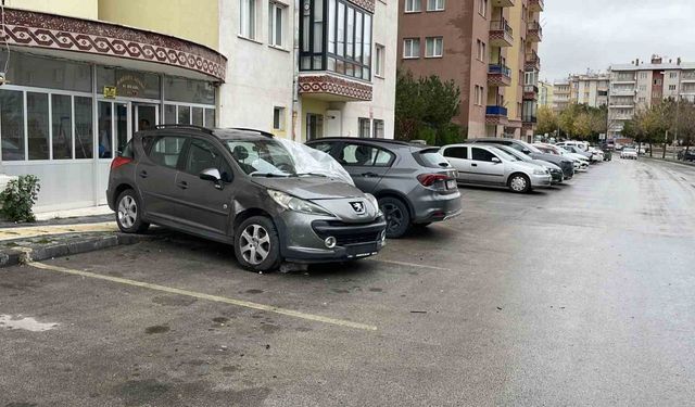 Otomobil kontrolden çıktı, 5 araca çarparak durabildi