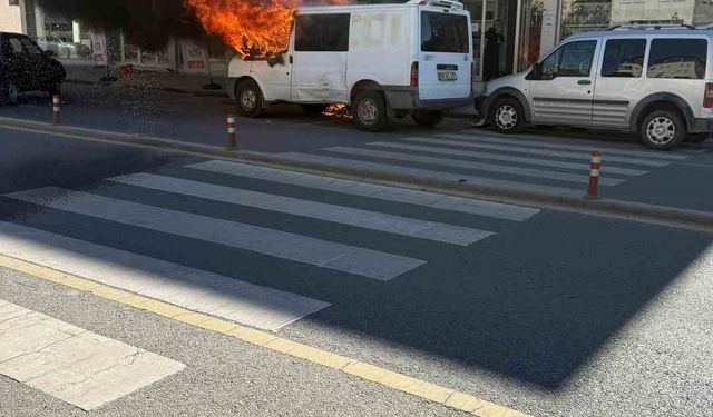 Sivas’ta park halindeki minibüs alev alev yandı