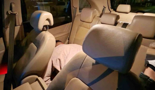 Yol ortasında çalışır vaziyette kapısı açık araçta sızan şahıs ekipleri alarma geçirdi