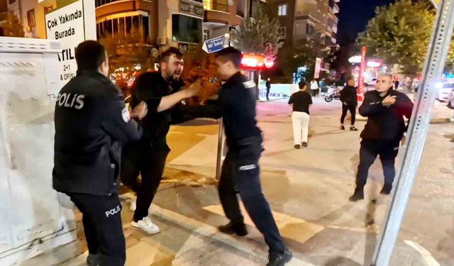 Yoldan geçen araçlara zarar verdi, polise direndi, "Öldürün beni" diye bağırdı