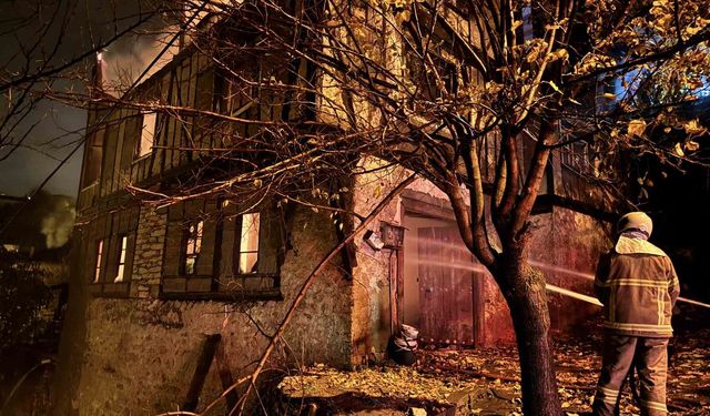 150 yıllık tarihi konakta çıkan yangın söndürüldü