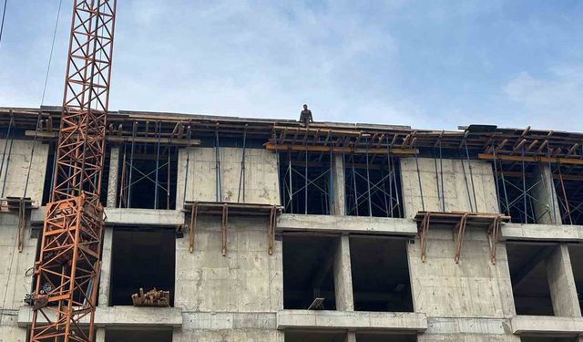 4 aydır maaş alamayan işçiler, çatıya çıktı: 'İçeride biriken para yaklaşık 3.5 milyon lira'