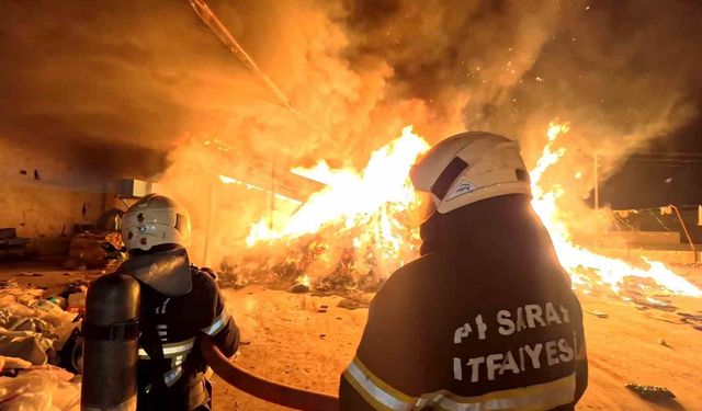 Aksaray'da alevli gece: Geri dönüşüm tesisi alev alev yandı