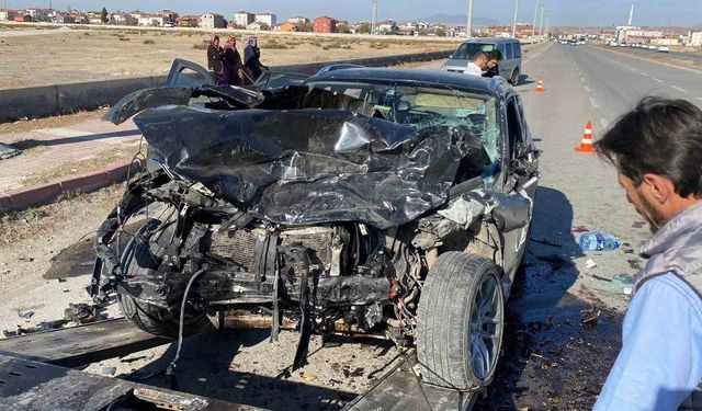 Aksaray'da otomobiller kafa kafaya çarpıştı: 2 ağır yaralı