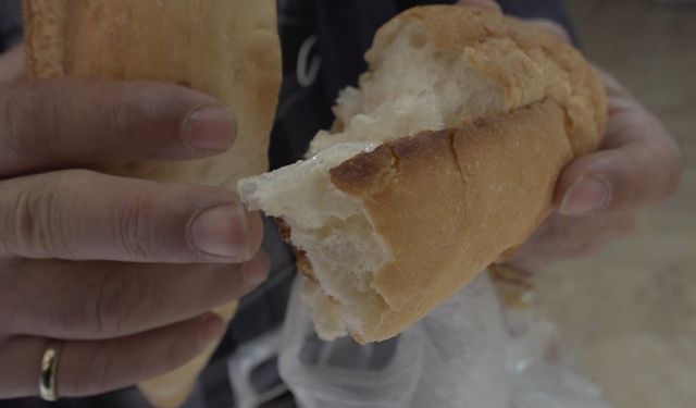 Aldığı ekmeğin içinden çıkan poşet parçası ile şok oldu