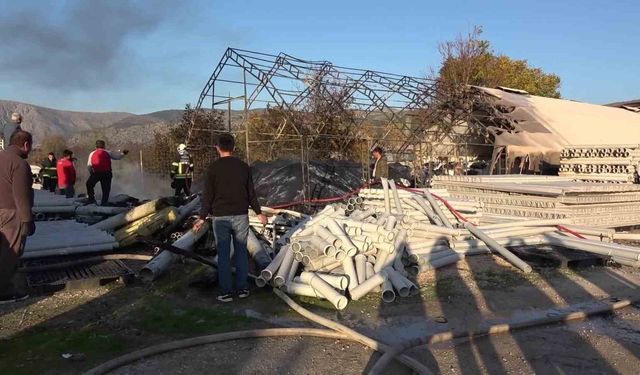 Amasya'da plastik malzeme dolu depo yandı, yükselen dumanlar metrelerce öteden görüldü