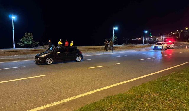 Arkadaşlarının halı saha futbol maçını izlemeye giden gence otomobil çarptı