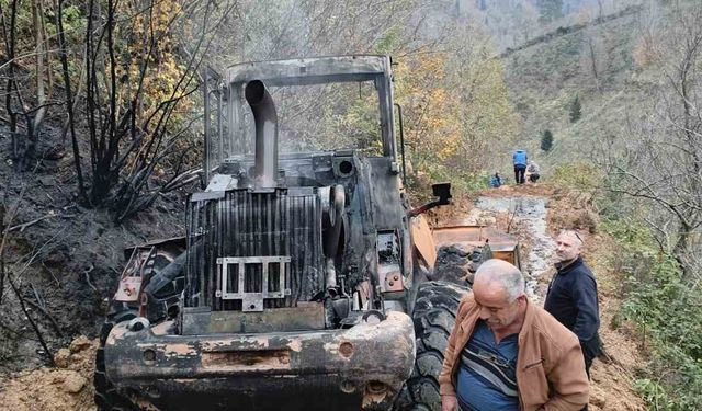 Artvin'de iş makinesi alev aldı