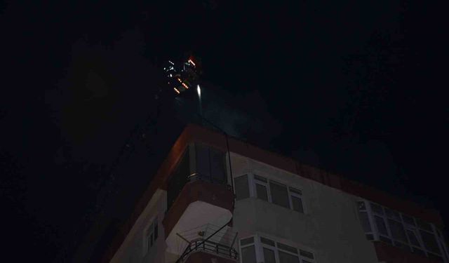 Bafra'da 7 katlı binanın çatısında yangın