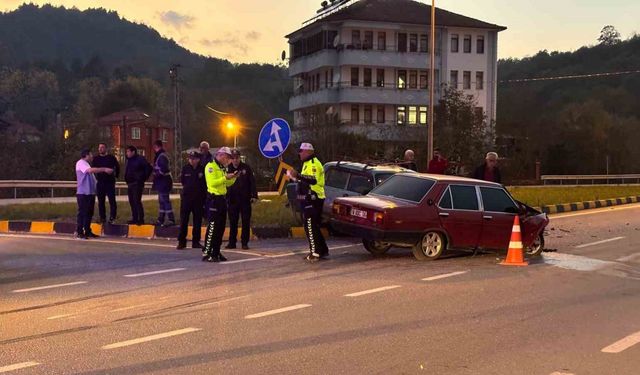 Bartın’da kavşakta iki otomobil çarpıştı: 6 yaralı