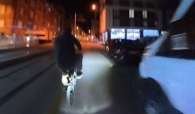 Bisiklete çarpmamak için hamle yapan motosikletli kendini yerde buldu