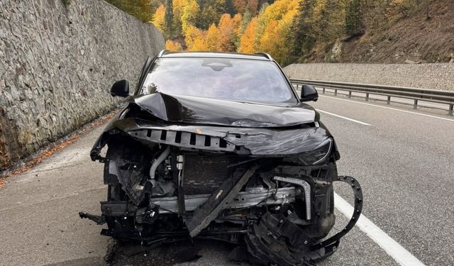 Bolu’da istinat duvarına çarpan araç, ağır hasar aldı