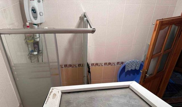 Camı kırıp eve girdi, yaşlı kadının ağzını bantlayıp altınları çaldı