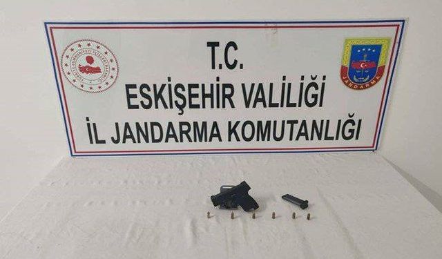 Cinsel ürünler, sigara ve tabancaları kaçak olarak satmayı planlayan şahısları jandarma yakaladı