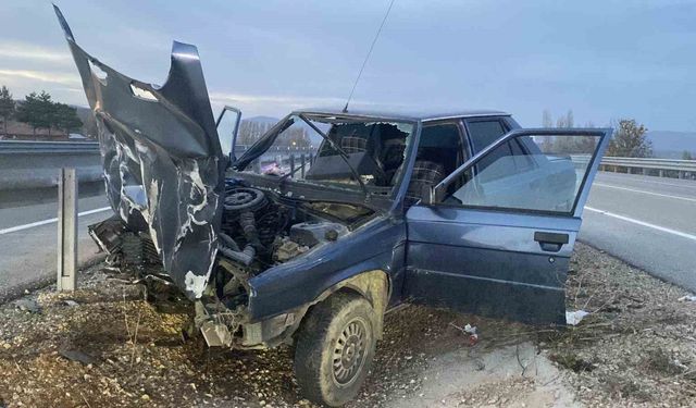 Çorum'da otomobil bariyere çarptı: 2 yaralı