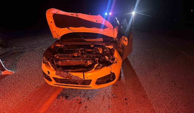 Çorum'da otomobil yola çıkan danaya çarptı: 2 yaralı