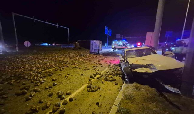Çorum'da şeker pancarı yüklü tır ile otomobil çarpıştı: 3 yaralı
