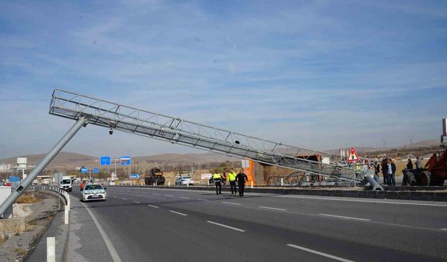 Damperi açılan kamyon EDS direğine çarparak devrildi