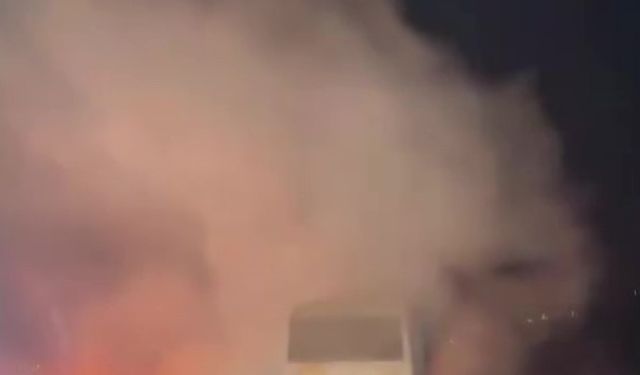 Dumanların yükseldiği yolcu midibüsündeki yangını muhtar ve vatandaşlar önledi