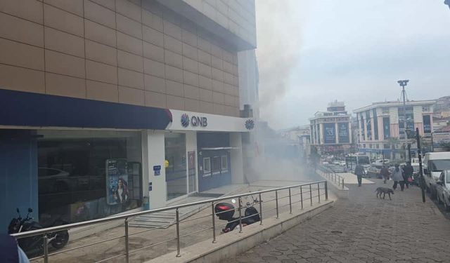 Ereğli’de AVM jeneratörü korkuttu, cadde duman altında kaldı, vatandaşlar panikledi