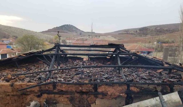 Eski kıyafetleri tandırda ateşe verdi, çatı alev alev yandı