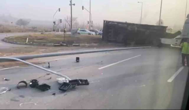 Eskişehir'de yan yatan tır trafiği olumsuz etkiledi