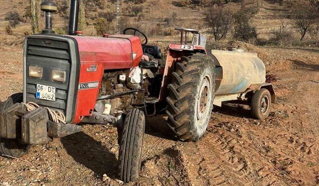 Fren boşalan traktörü durdurmak isterken yaralandılar