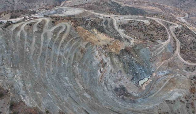 Göçük altında kalan işçiyi arama kurtarma çalışmaları 3'üncü gününde devam ediyor