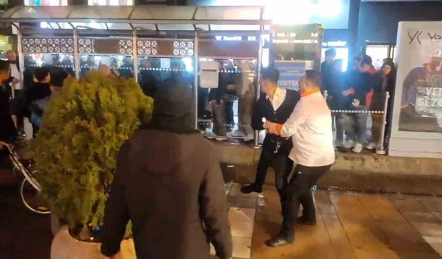 İki grubun kavgasını ayırmaya gelen esnaf da kavgaya dahil oldu: 1 yaralı